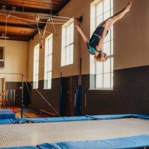 Turnerin am Trampolin