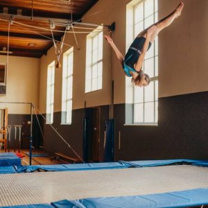 Turnerin am Trampolin